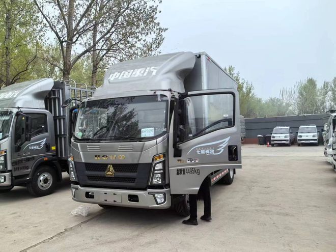 重汽豪沃高栏厢车4米2办齐上道需要多少钱(图2)