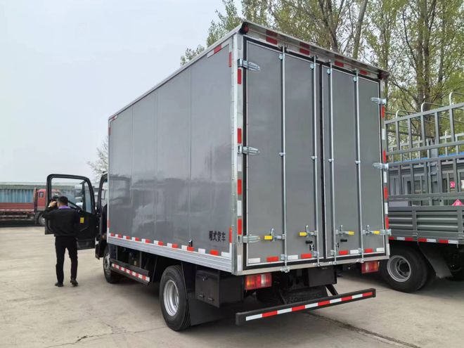 重汽豪沃高栏厢车4米2办齐上道需要多少钱(图4)