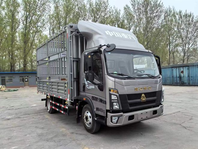 重汽豪沃高栏厢车4米2办齐上道需要多少钱(图3)
