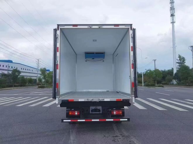 重汽豪沃高栏厢车4米2办齐上道需要多少钱(图9)