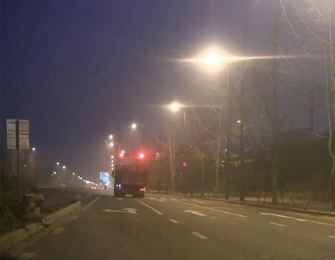 热闻8人受伤！司机一个举动致汽车失控撞向人群这些开车“恶习”要避免(图7)