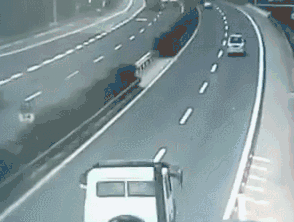 热闻8人受伤！司机一个举动致汽车失控撞向人群这些开车“恶习”要避免(图5)