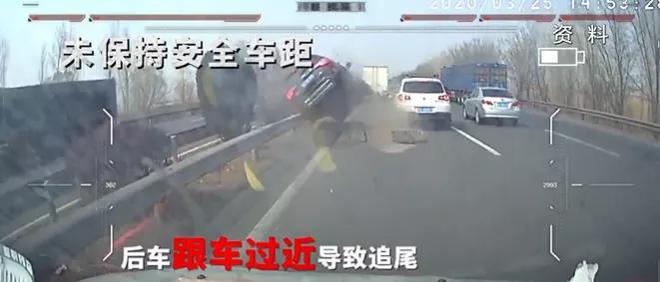 热闻8人受伤！司机一个举动致汽车失控撞向人群这些开车“恶习”要避免(图9)