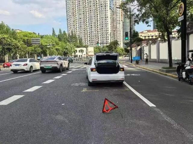 热闻8人受伤！司机一个举动致汽车失控撞向人群这些开车“恶习”要避免(图13)