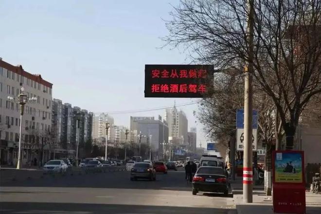 热闻8人受伤！司机一个举动致汽车失控撞向人群这些开车“恶习”要避免(图11)