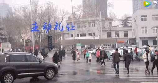 热闻8人受伤！司机一个举动致汽车失控撞向人群这些开车“恶习”要避免(图12)