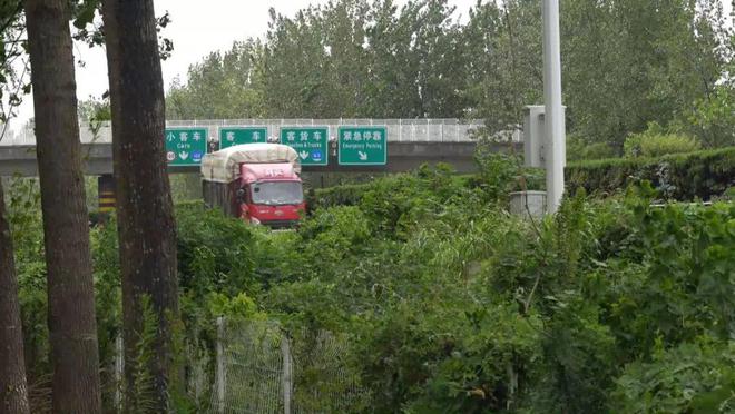 惊险！货车着火司机竟浑然不觉(图5)