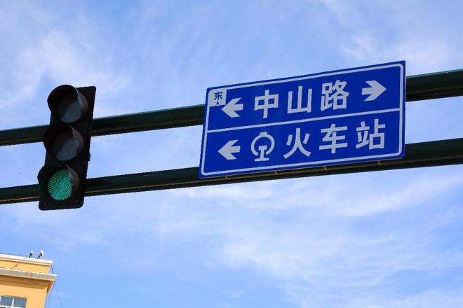 规划临时停车区、开辟“逆行”车道冰城交警打造旅游警务(图4)
