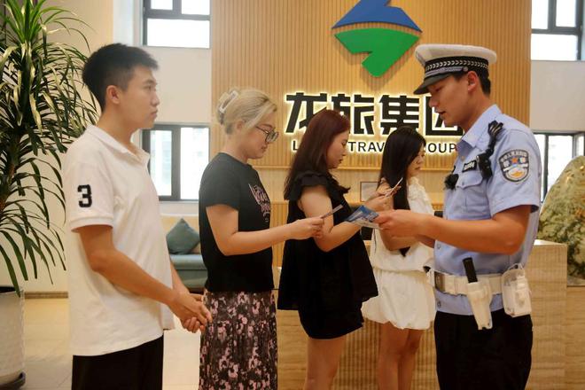 规划临时停车区、开辟“逆行”车道冰城交警打造旅游警务(图7)