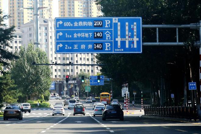规划临时停车区、开辟“逆行”车道冰城交警打造旅游警务(图5)