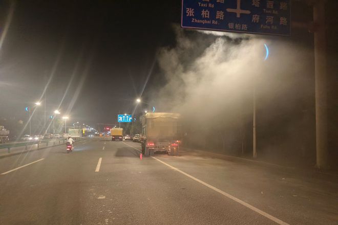 危险！渣土车轮胎起火武汉消防紧急处置(图1)