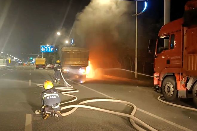 危险！渣土车轮胎起火武汉消防紧急处置(图2)