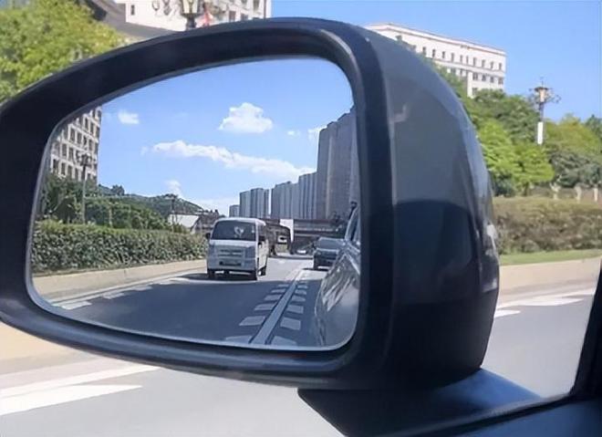开车遇到事出反常必有妖的6种情况要马上谨慎否则可能有危险(图6)
