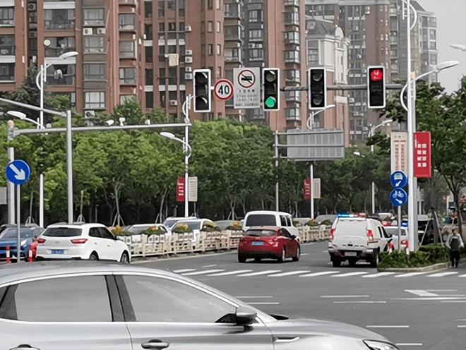 开车遇到事出反常必有妖的6种情况要马上谨慎否则可能有危险(图10)