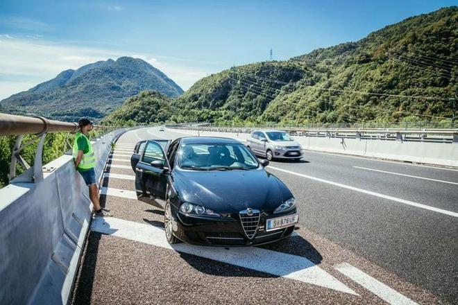 开车遇到事出反常必有妖的6种情况要马上谨慎否则可能有危险(图13)