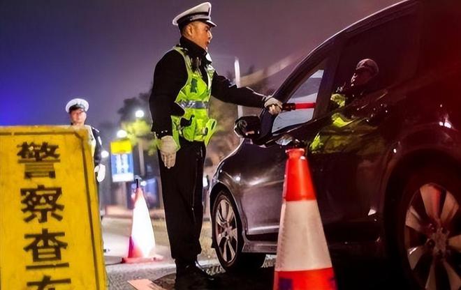开车遇到事出反常必有妖的6种情况要马上谨慎否则可能有危险(图17)