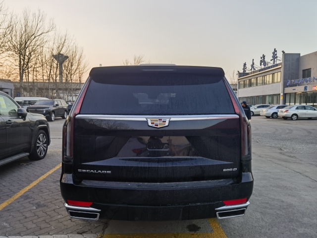 2024款加版柴油凯雷德黑红顶配全国打响年底最狠价格战(图5)