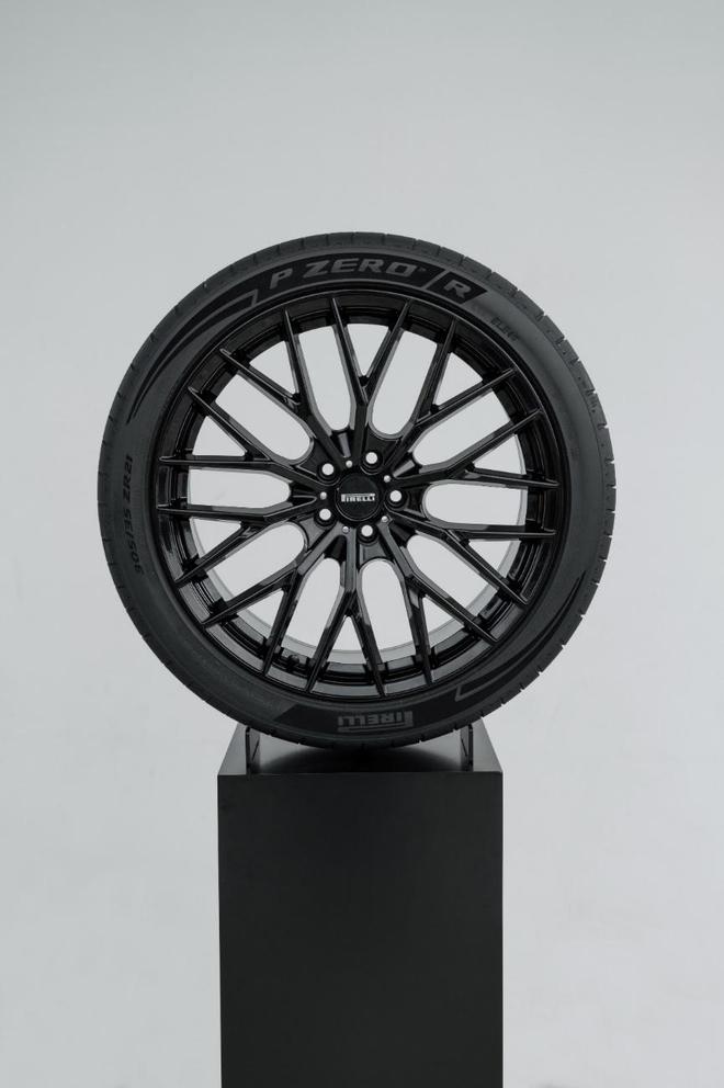 倍耐力亮相2024第九届意大利品牌设计展(图3)