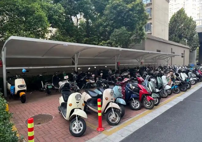 冬季骑电动车出行需做到“3要3不要”上路更安全还不减少续航(图2)