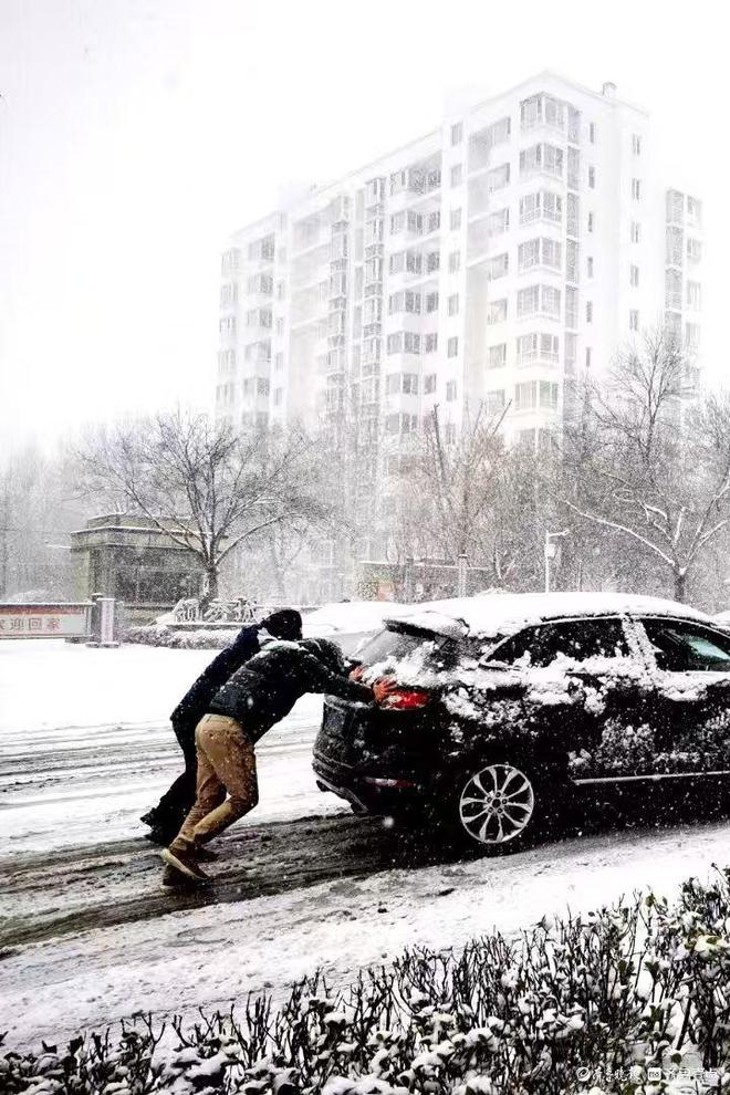 都市车界雪中“众生相”——济南暴雪考验车辆性能：两驱or四驱？(图4)