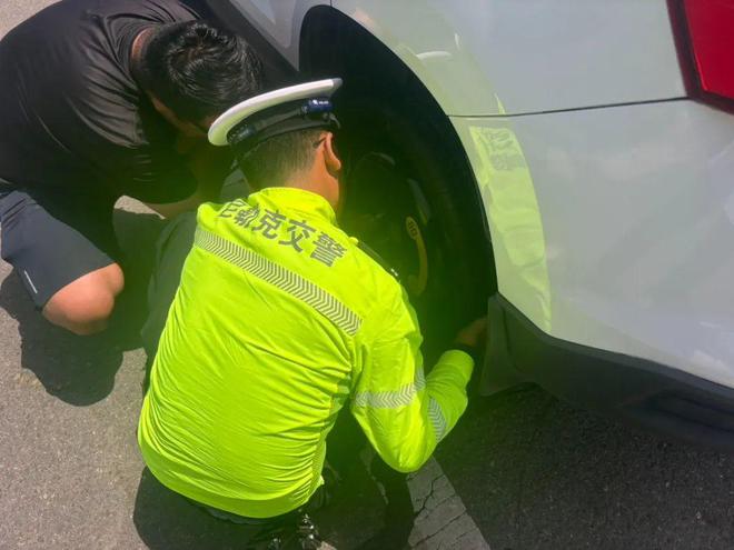 暖心护航爆胎路上的“警色”守护(图1)