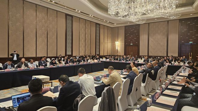 行业领袖齐聚青岛共谋2025年中国轮胎行业发展大计(图5)