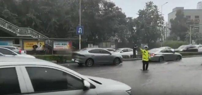 叮！雨季用车指南请查收(图1)