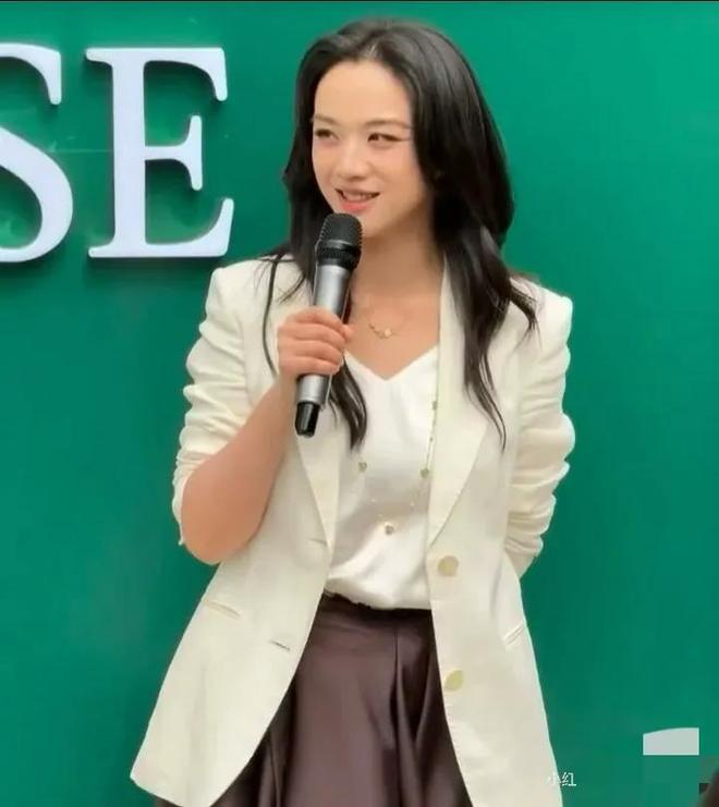 三里屯偶遇46岁汤唯真人很美她的眼尾有条线好奇怪时有时无(图1)