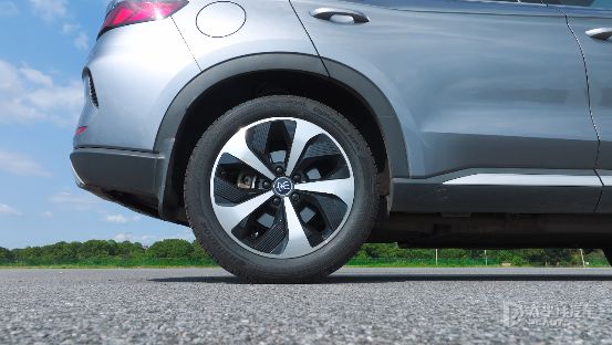 比亚迪车主必看！宋PLUSDM-i换胎省电秘籍(图2)