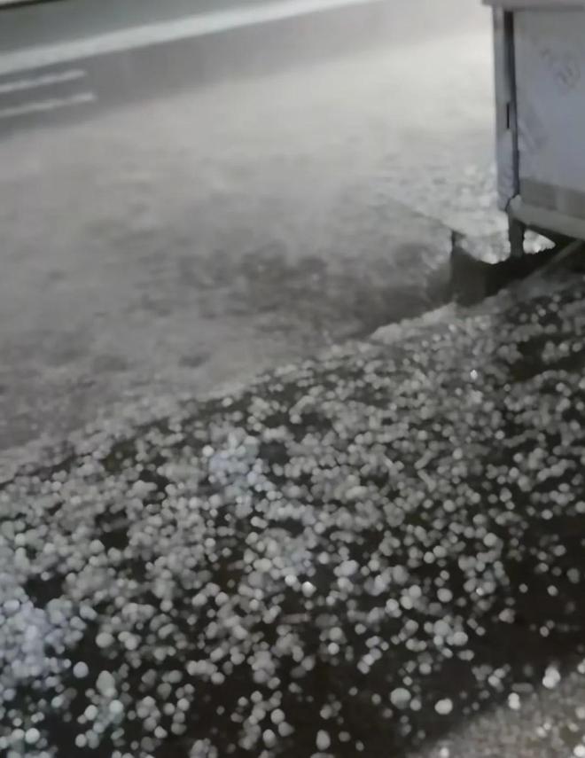 不知道天灾还是人祸西安迎来大雨之前突遭冰雹突袭损失惨重(图3)