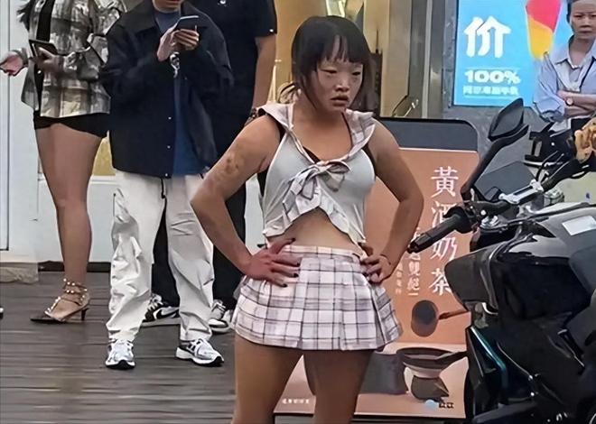 淄博小妹砸车后续：车主被曝太有钱当街辱骂挑衅在先女孩被抓(图2)