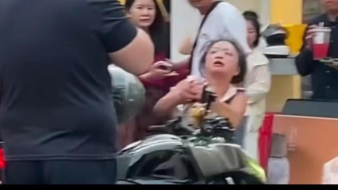 淄博小妹砸车后续：车主被曝太有钱当街辱骂挑衅在先女孩被抓(图4)