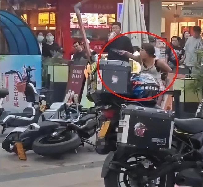 淄博小妹砸车后续：车主被曝太有钱当街辱骂挑衅在先女孩被抓(图3)