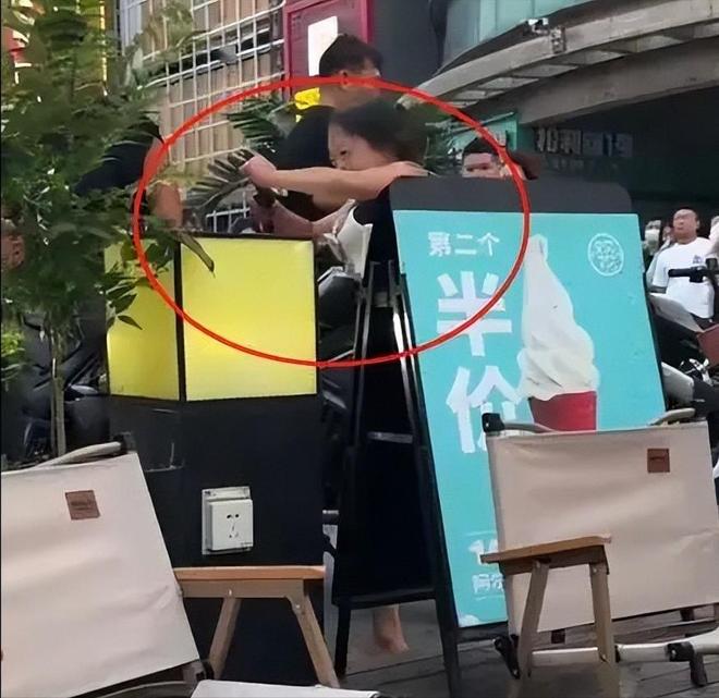 淄博小妹砸车后续：车主被曝太有钱当街辱骂挑衅在先女孩被抓(图5)