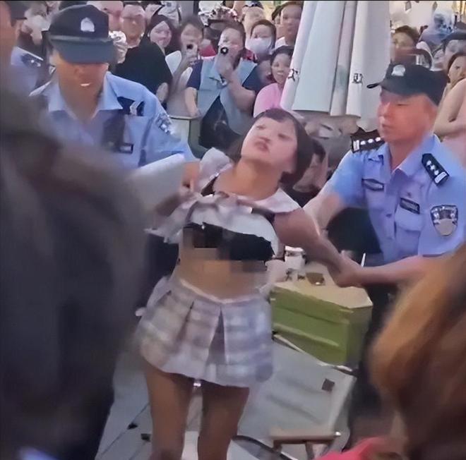 淄博小妹砸车后续：车主被曝太有钱当街辱骂挑衅在先女孩被抓(图11)