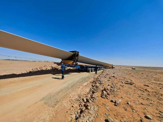 中国外运护送百米“钢铁翅膀”在沙特完成极限运输(图2)