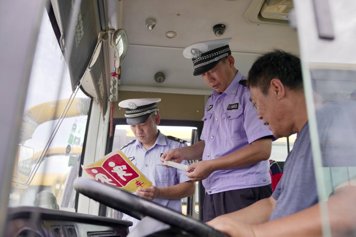 阳信县多部门联合为校车“体检“护航开学季(图2)