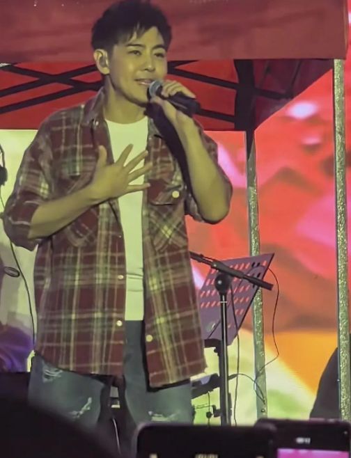 林志颖到周口商演冒雨开唱状态好50岁长这样？说20岁我都信！(图2)