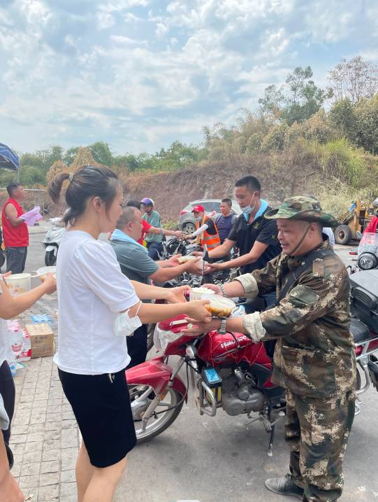 山城骑士战山火!民间志愿者搭起2公里物资接力传送带(图5)