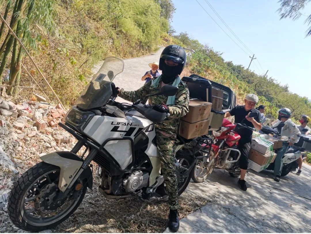 山城骑士战山火!民间志愿者搭起2公里物资接力传送带(图8)