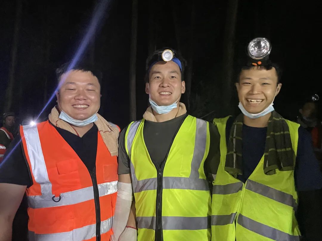 山城骑士战山火!民间志愿者搭起2公里物资接力传送带(图12)