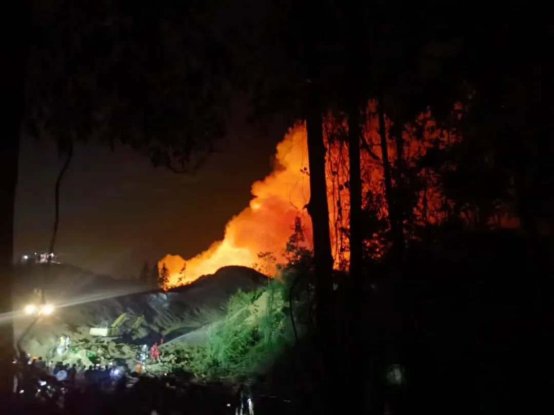 山城骑士战山火!民间志愿者搭起2公里物资接力传送带(图14)