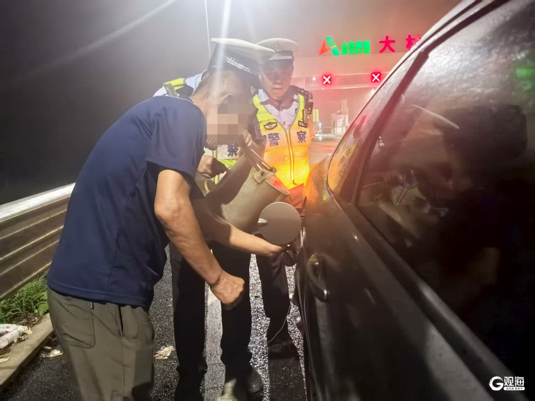 车辆缺油抛锚、乘客突发疾病……青岛高速交警及时救助除隐患(图1)