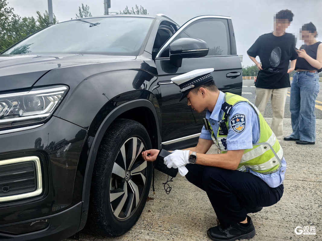 车辆缺油抛锚、乘客突发疾病……青岛高速交警及时救助除隐患(图2)