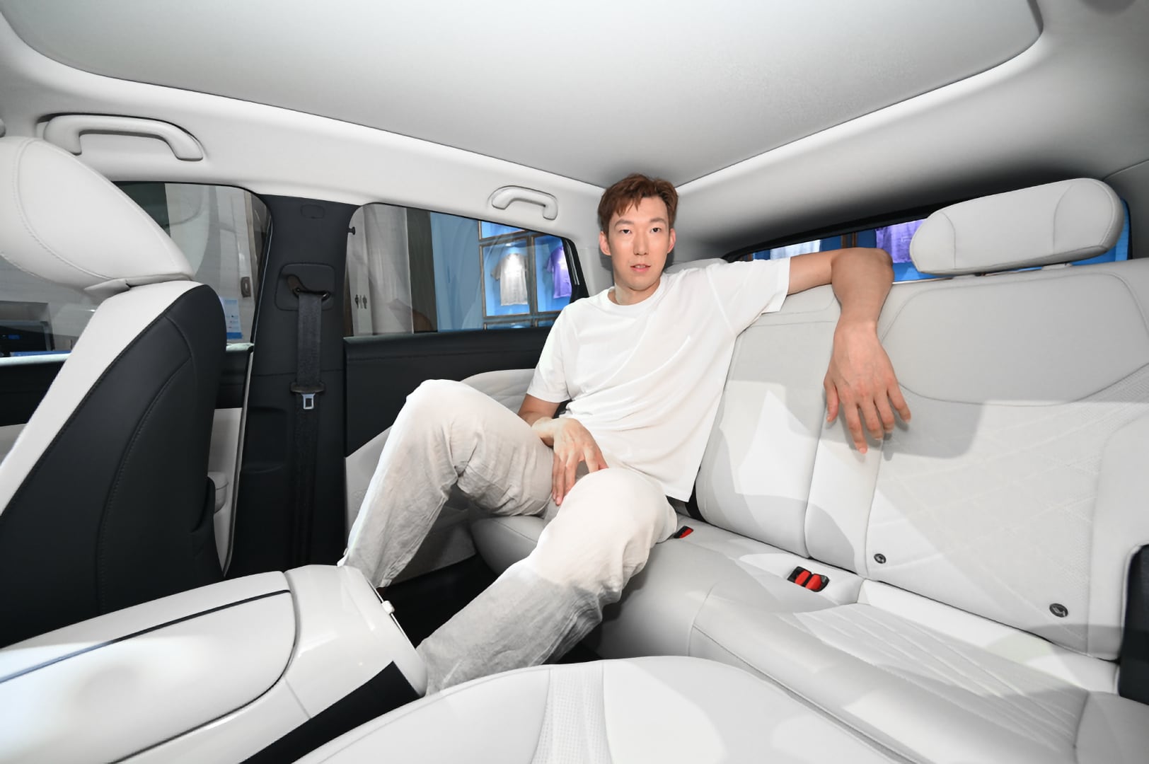 628万起！“家庭精品纯电新标杆”极狐T1上市(图3)