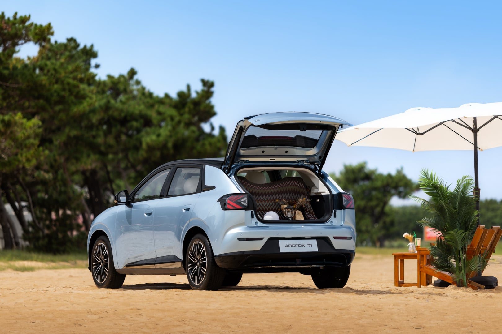 628万起！“家庭精品纯电新标杆”极狐T1上市(图6)