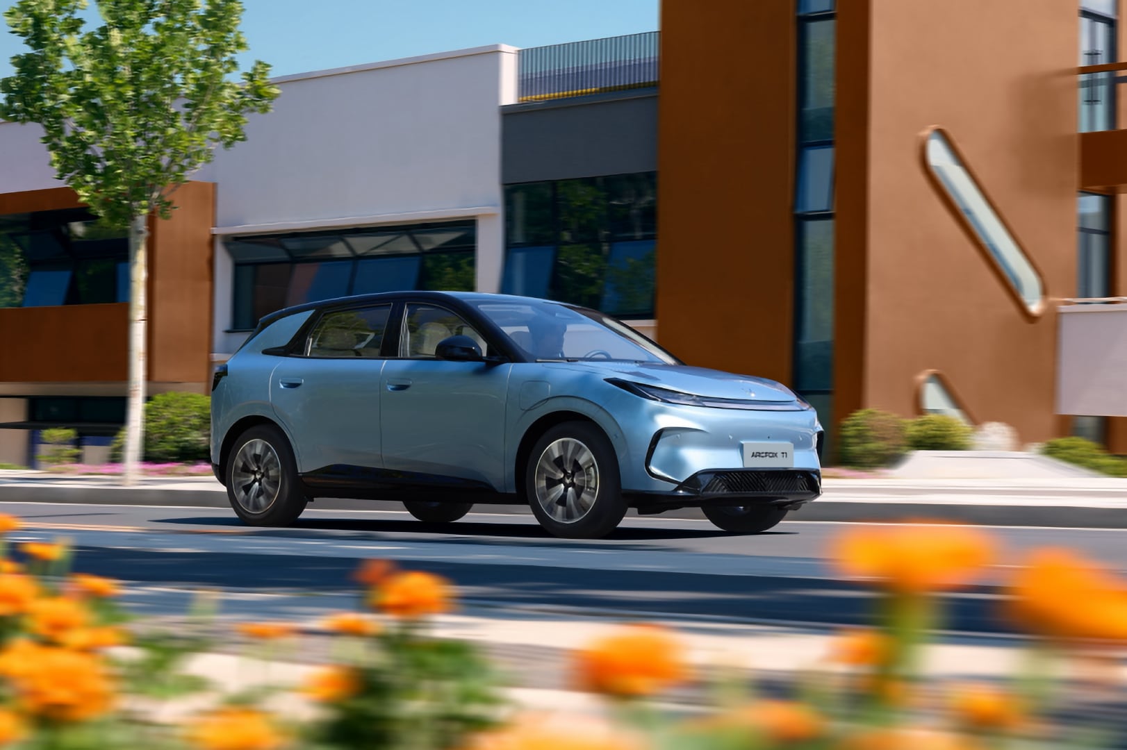 628万起！“家庭精品纯电新标杆”极狐T1上市(图7)