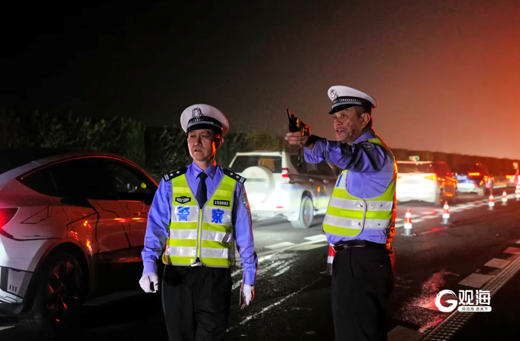 路面值守、部门协作、服务引导……青岛高速交管坚守一线筑牢出行安全防线(图2)