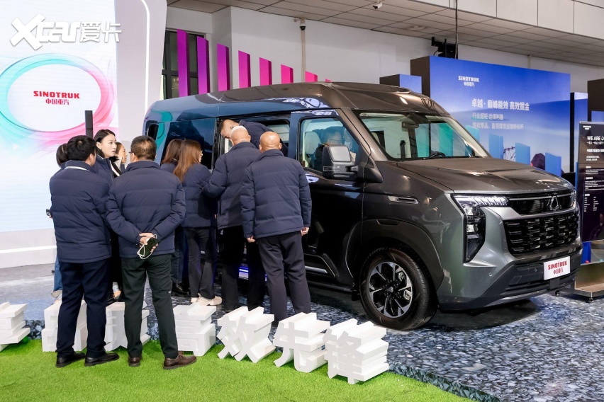 中国重汽正式推出全新轻客品牌先锋官V全系车型重磅发布(图4)