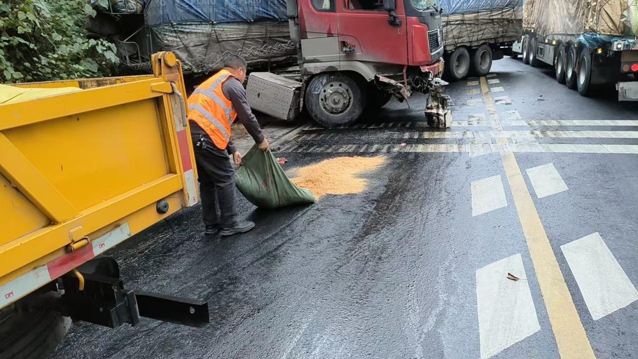 安化县公路建设养护中心：国道油污险情急紧急处置保畅通(图1)